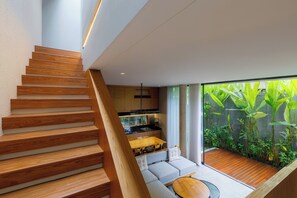 Superior-Villa, Poolblick | Wohnbereich | 25-Zoll-Flachbildfernseher mit Kabelempfang