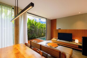 Superior-Villa, Poolblick | Essbereich im Zimmer