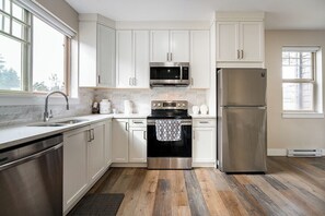 Fridge, microwave, oven, stovetop - Modern luxury 3bedroom 3 bath with huge patio (Abbotsford)