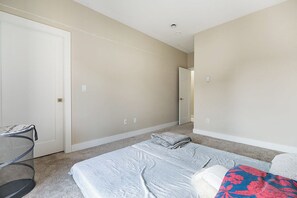 3 عدّة غرف نوم ومكواة/لوح كي وواي فاي مجانًا وملاءات أسرّة