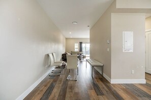 Smart TV - Modern luxury 3bedroom 3 bath with huge patio (Abbotsford)