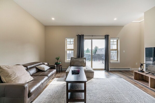 Smart TV - Modern luxury 3bedroom 3 bath with huge patio (Abbotsford)