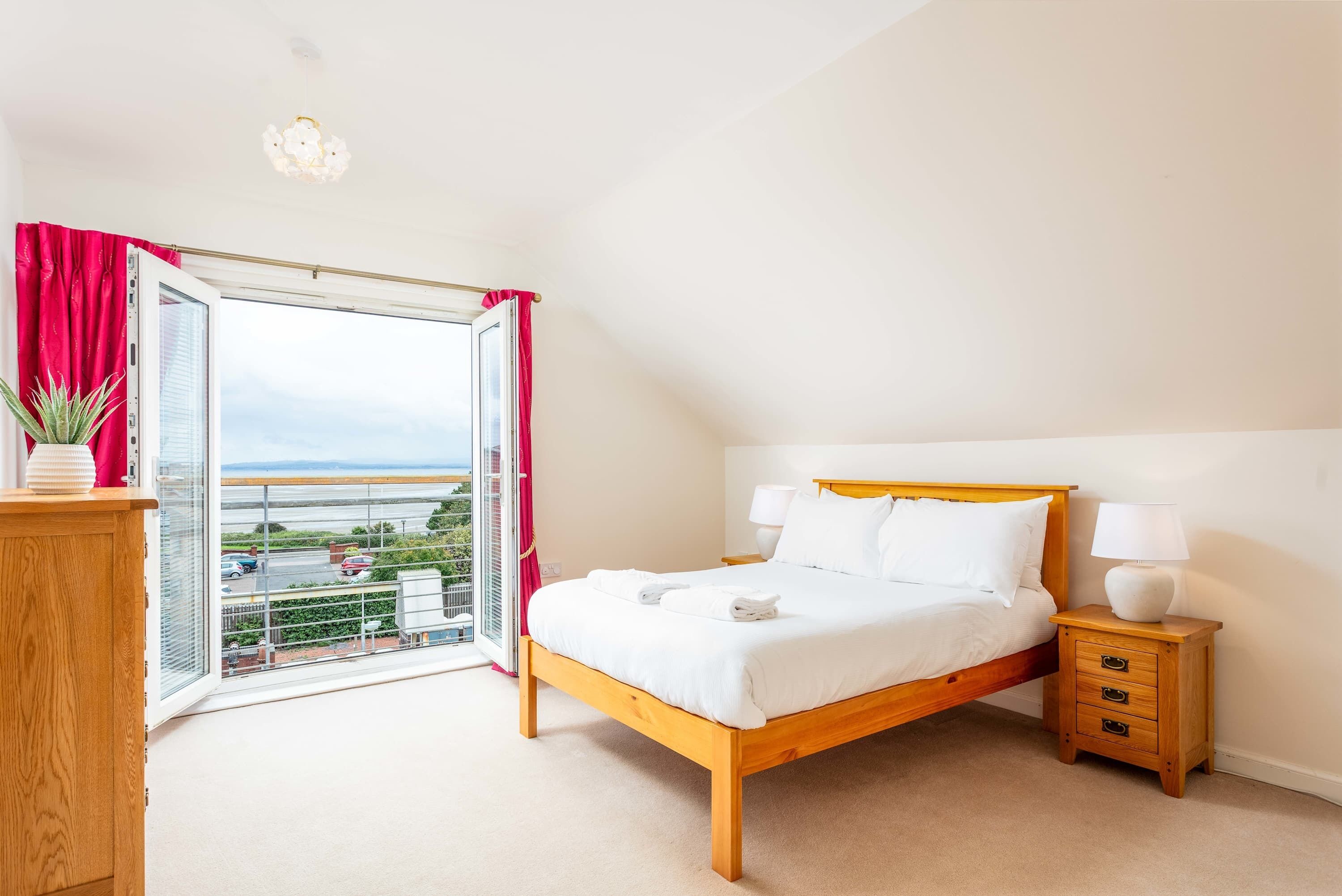 3 habitaciones, tabla de planchar con plancha, wifi y ropa de cama 