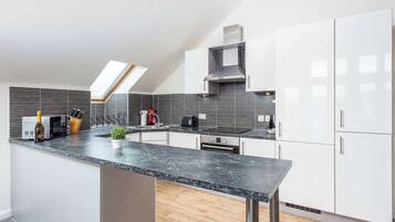 Fridge, microwave, stovetop, dishwasher