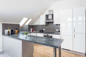 Fridge, microwave, stovetop, dishwasher