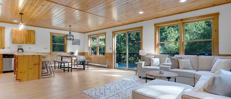 TV connectée, cheminée, jeux vidéo, baby-foot