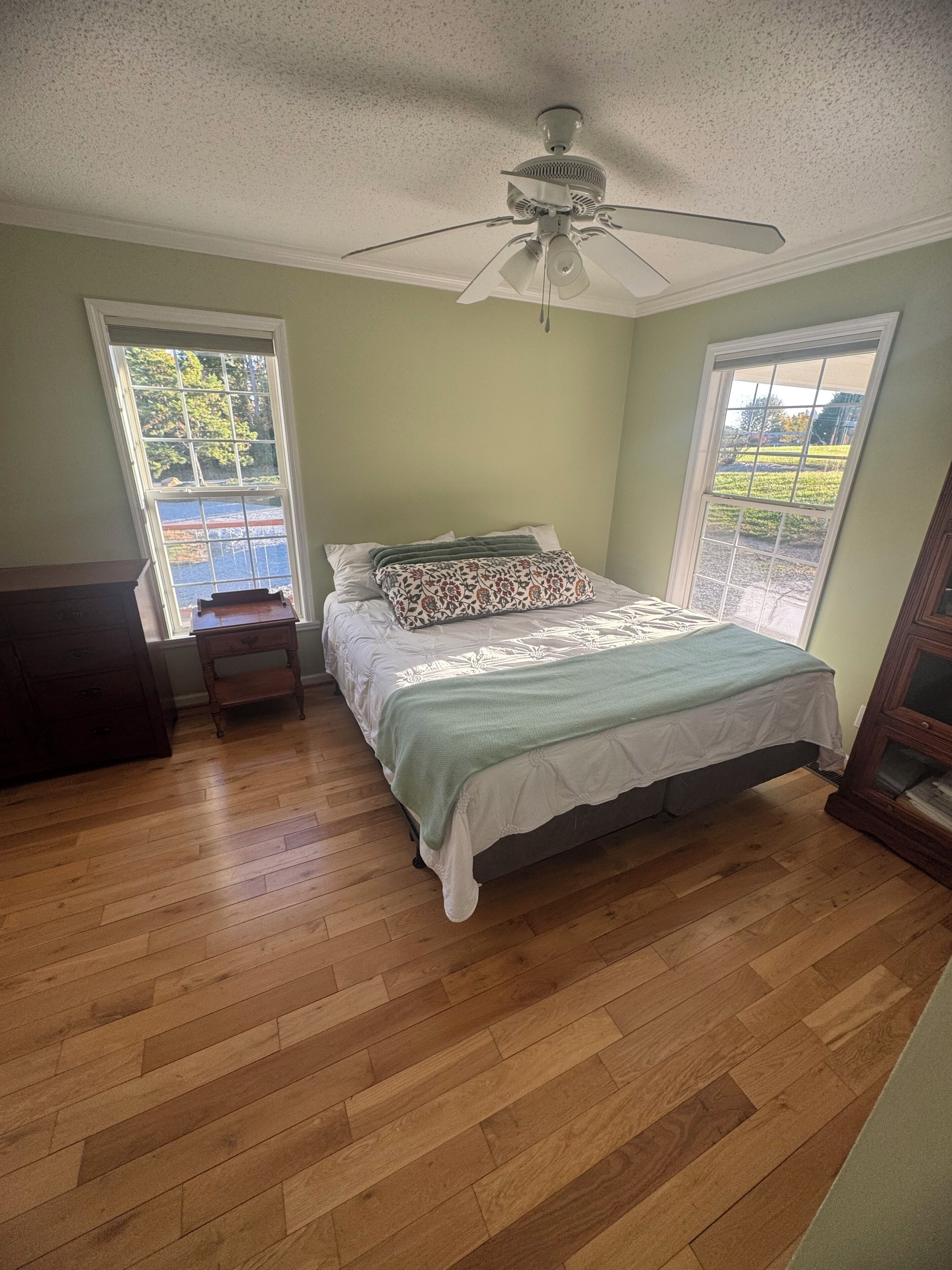 2 bedrooms, desk, iron/ironing board, WiFi