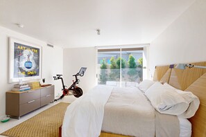 2 bedrooms, iron/ironing board, internet, bed sheets