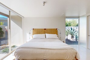 2 bedrooms, iron/ironing board, internet, bed sheets