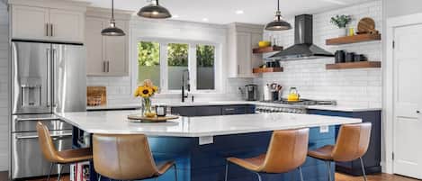 Réfrigérateur, four à micro-ondes, un four, surface de cuisson