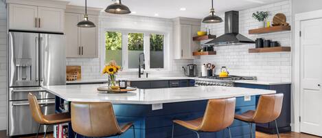 Jääkaappi, mikroaaltouuni, uuni, liesi