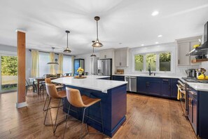 Køleskab, mikrobølgeovn, ovn, kogeplade