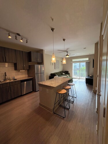 Chic 1-bedroom apartment with fitness room and AC in vibrant Houston