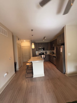 Four à micro-ondes, un four, surface de cuisson, lave-vaisselle