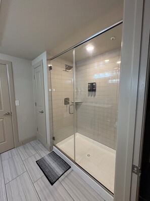 Shower, hair dryer, towels, soap - Chic 1-bedroom apartment with fitness room and AC in vibrant Houston (Houston)
