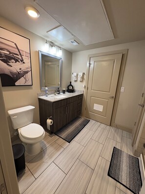 Shower, hair dryer, towels, soap - Chic 1-bedroom apartment with fitness room and AC in vibrant Houston (Houston)