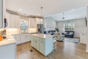 Geladeira, micro-ondas, cooktop, lava-louças