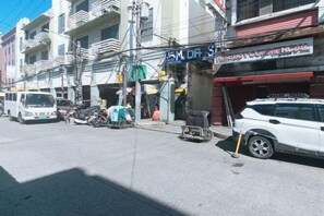 Bãi đậu xe tự phục vụ (phụ phí) 