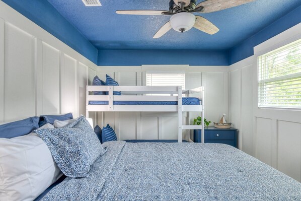 3 bedrooms, desk, iron/ironing board, free WiFi