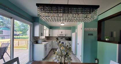 Quiet 3BR/2BA Near Mall, Shopping Centers, & I-94