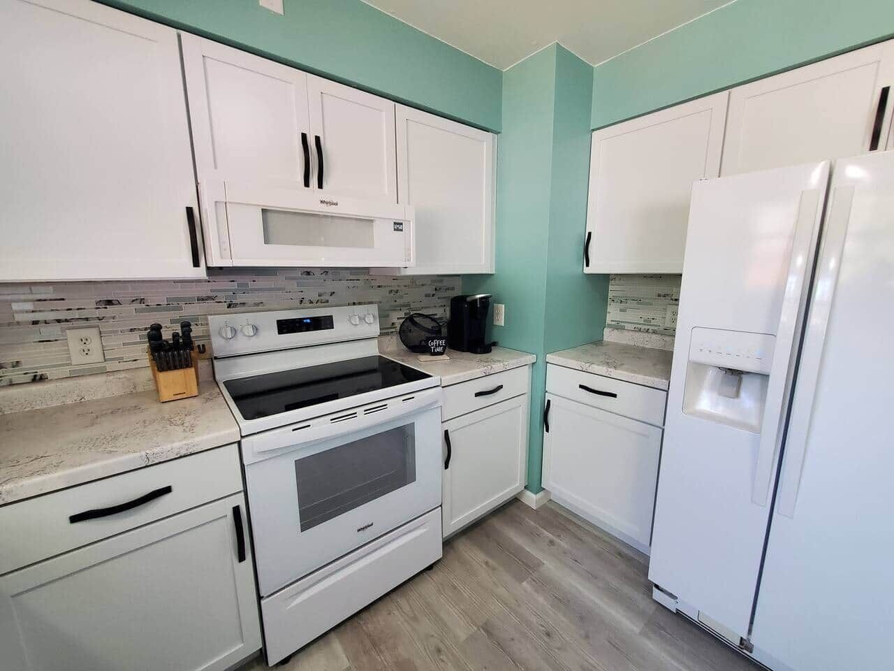 Refrigerador, microondas, horno y parrilla de estufa 