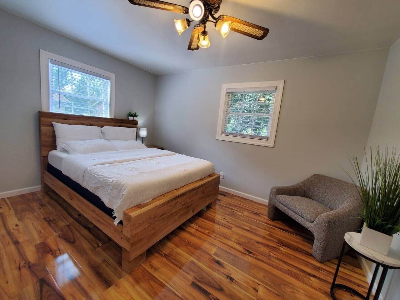 3 habitaciones, tabla de planchar con plancha, wifi y ropa de cama 