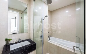 Bathroom - Pavilion Ceylon Hill by Airhost (Kuala Lumpur)