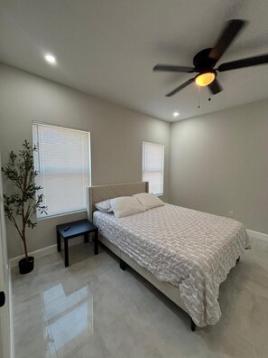 3 chambres, fer et planche à repasser, accès au Wi-Fi (inclus)