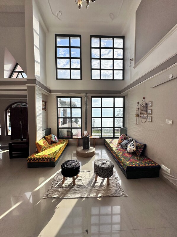 Smart TV, fireplace, ping pong, books