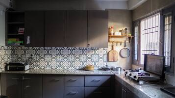 Fridge, microwave, dishwasher, cookware/dishes/utensils