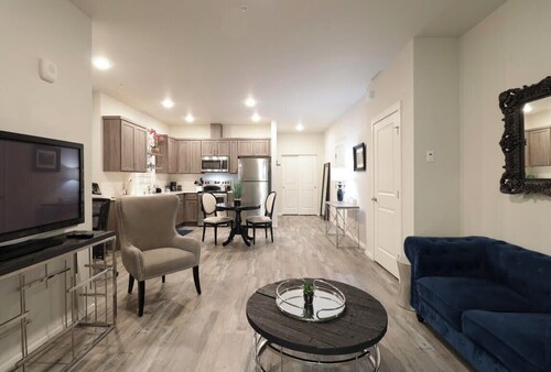 Cozy 1-bedroom apartment Top Floor Tacoma with AC