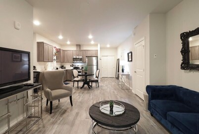 Cozy 1-bedroom apartment Top Floor Tacoma with AC