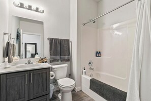Hair dryer, towels, soap, toilet paper - Cozy 1-bedroom apartment Top Floor Tacoma with AC (Tacoma)