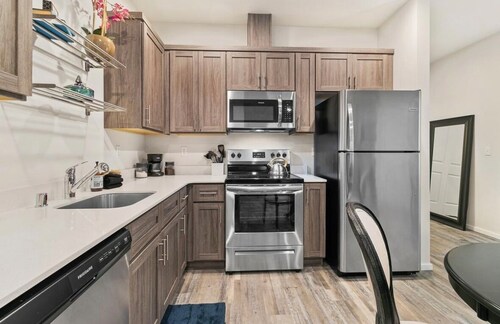 Cozy 1-bedroom apartment Top Floor Tacoma with AC