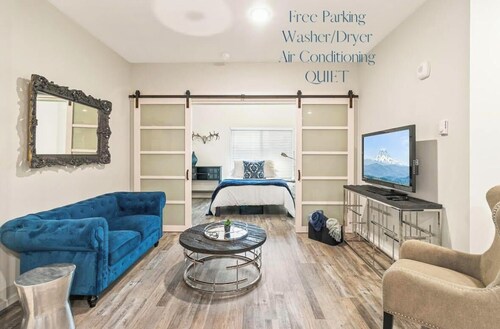 Cozy 1-bedroom apartment Top Floor Tacoma with AC
