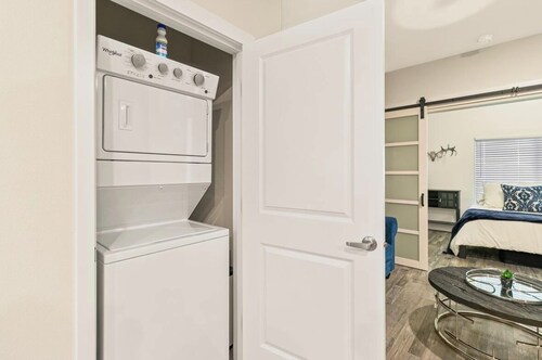 Cozy 1-bedroom apartment Top Floor Tacoma with AC