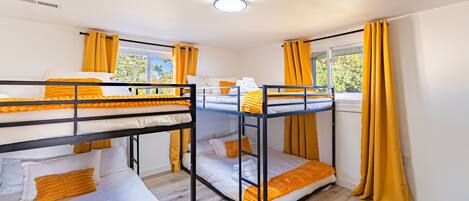 4 slaapkamers, een strijkplank/strijkijzer, wifi, beddengoed
