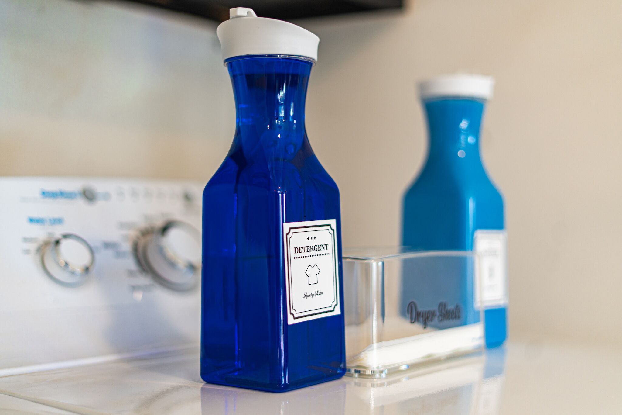 Twee blauwe flessen met de tekst 