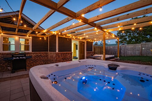 The SunHaus#HotTub#FirePIt#Arcade#Pet Friendly#