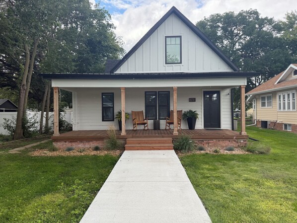 Exterior - Come and enjoy our cozy remodeled home centrally located and close to everything (Holdrege)