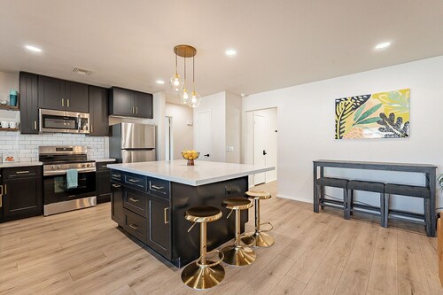 Sparkling Clean Remodel! Fire Pit & Back Yard Games, Close to Tons!