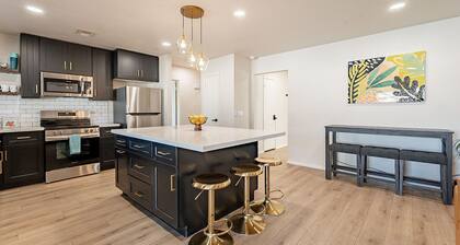 Sparkling Clean Remodel! Fire Pit & Back Yard Games, Close to Tons!