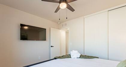 Sparkling Clean Remodel! Fire Pit & Back Yard Games, Close to Tons!