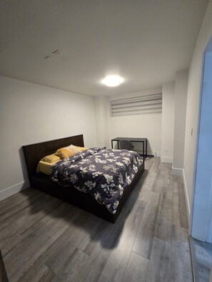 1 bedroom, iron/ironing board, free WiFi, bed sheets - Modern suite with luxury finsih (Surrey)