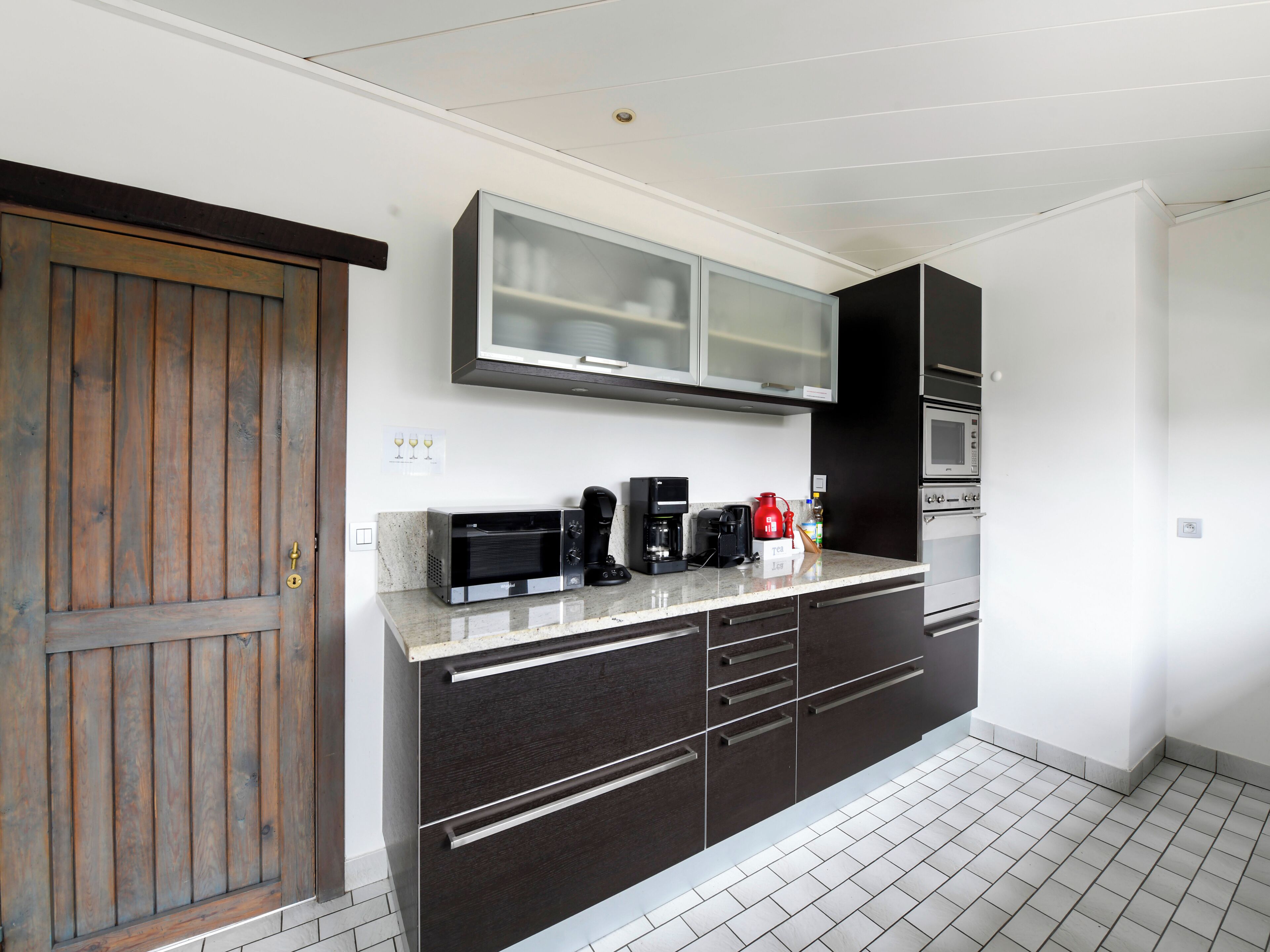 Een microgolfoven, een oven, een kookplaat, een vaatwasser