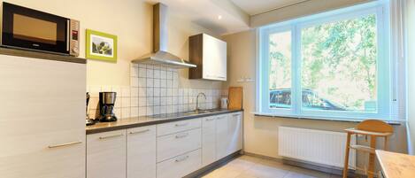 Een koelkast, een microgolfoven, een oven, een kookplaat