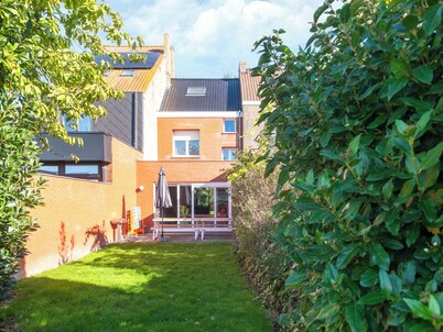 Geräumiges Stadthaus mit Garten am Kanalufer