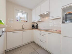 Microwave, oven, stovetop, dishwasher - Spacious flat with prime location (Nieuwpoort-Bad)