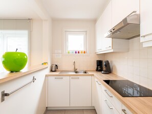 Een microgolfoven, een oven, een kookplaat, een vaatwasser
