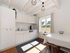 Jääkaappi, mikroaaltouuni, liesi, kahvin-/teenkeitin